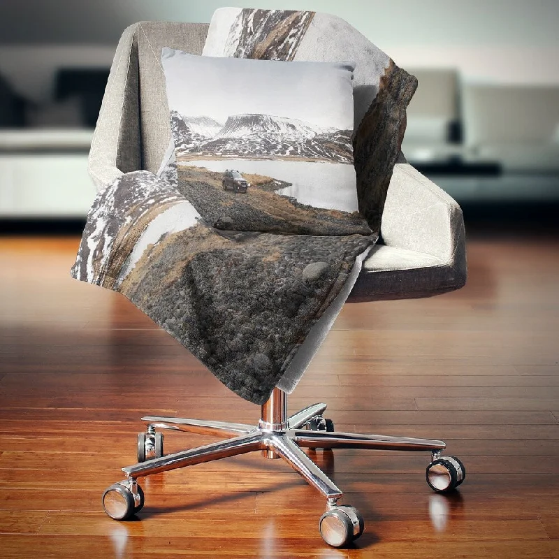King - size blankets to cover large beds comfortablyDesignart 'SUV Road Trip Adventure' Landscape Fleece Throw Blanket King - size blankets to cover large beds comfortablyDesignart 'SUV Road Trip Adventure' Landscape Fleece Throw Blanket