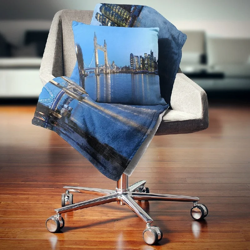Silk blankets with a smooth and elegant touchDesignart 'London Tower Bridge in Blue' Cityscape Photo Throw Blanket Silk blankets with a smooth and elegant touchDesignart 'London Tower Bridge in Blue' Cityscape Photo Throw Blanket