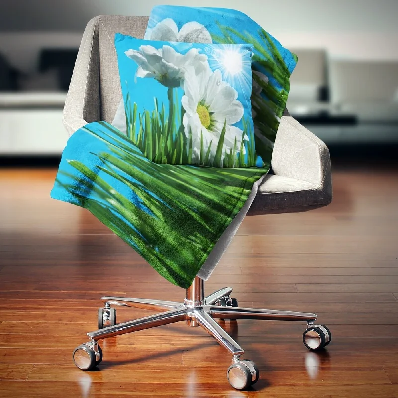 Cotton blankets for breathability and a lightweight feelDesignart 'Beautiful Chamomiles in Bright Sunlight' Floral Throw Blanket Cotton blankets for breathability and a lightweight feelDesignart 'Beautiful Chamomiles in Bright Sunlight' Floral Throw Blanket