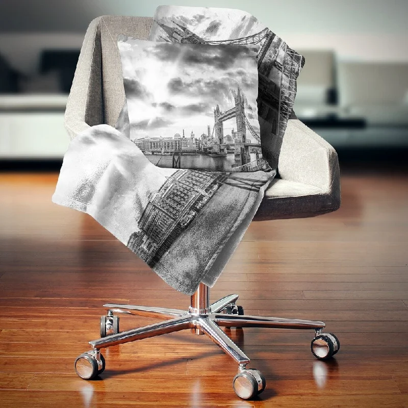 Acrylic blankets for a soft and affordable alternativeDesignart 'Black and White View of London Panorama' Cityscape Throw Blanket Acrylic blankets for a soft and affordable alternativeDesignart 'Black and White View of London Panorama' Cityscape Throw Blanket