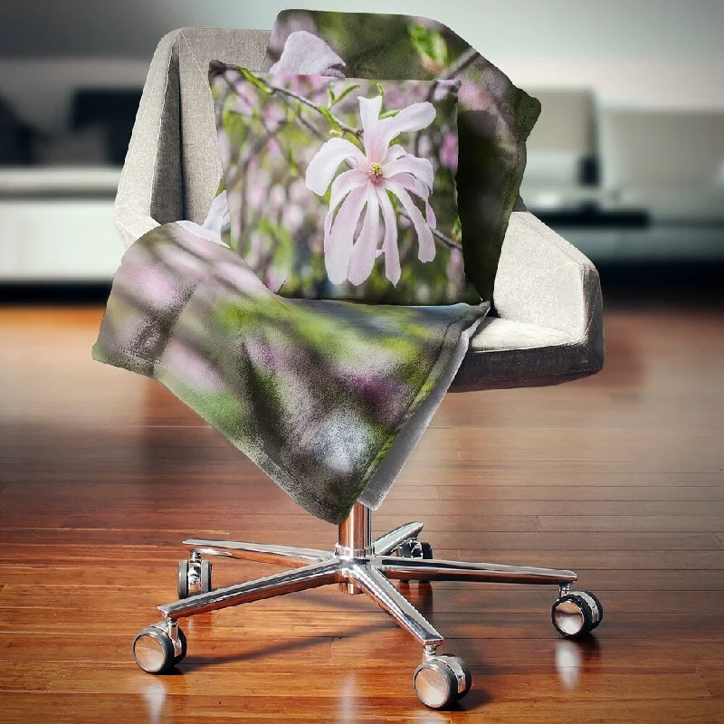 Cashmere blankets for ultimate softness and luxuryDesignart 'Beautiful Magnolia Flowers' Floral Throw Blanket Cashmere blankets for ultimate softness and luxuryDesignart 'Beautiful Magnolia Flowers' Floral Throw Blanket
