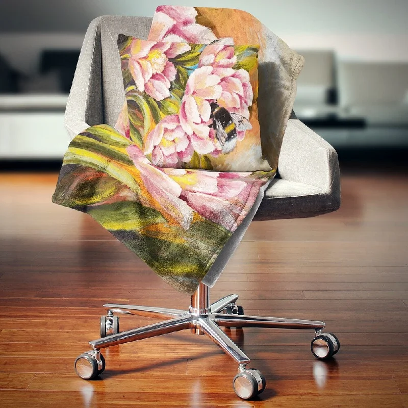 Bamboo fiber blankets with natural antibacterial propertiesDesignart 'Bee Sitting on Flower' Floral Throw Blanket Bamboo fiber blankets with natural antibacterial propertiesDesignart 'Bee Sitting on Flower' Floral Throw Blanket
