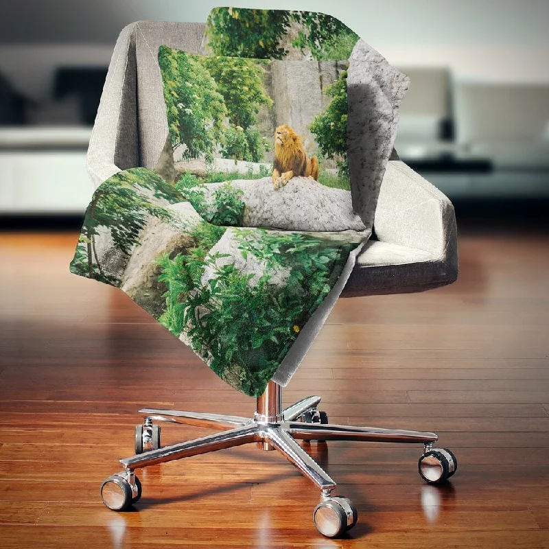 Fleece blankets for a cozy and plush textureDesignart 'Big Lion Lying On Stones in Zoo' Landscape Fleece Throw Blanket Fleece blankets for a cozy and plush textureDesignart 'Big Lion Lying On Stones in Zoo' Landscape Fleece Throw Blanket