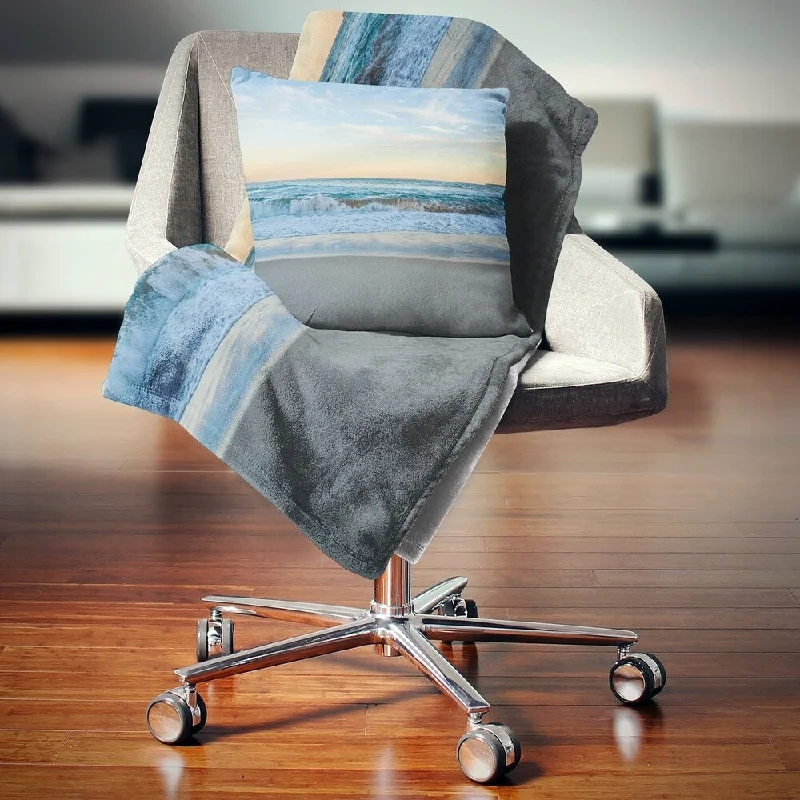 Mohair blankets with a unique sheen and softnessDesignart 'Blue Splashing Scene Beach' Seashore Throw Blanket Mohair blankets with a unique sheen and softnessDesignart 'Blue Splashing Scene Beach' Seashore Throw Blanket