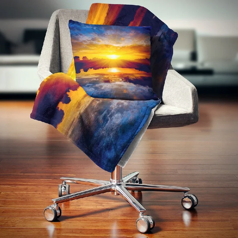Chenille blankets with a thick and fuzzy textureDesignart 'Bright Yellow Sunset Over Lake' Seashore Throw Blanket Chenille blankets with a thick and fuzzy textureDesignart 'Bright Yellow Sunset Over Lake' Seashore Throw Blanket