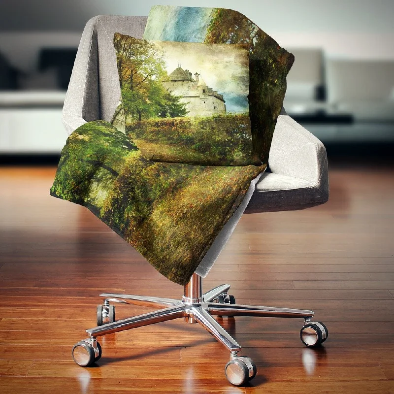 Fleece blankets for a cozy and plush textureDesignart 'Chillion Castle' Landscape Fleece Throw Blanket Fleece blankets for a cozy and plush textureDesignart 'Chillion Castle' Landscape Fleece Throw Blanket
