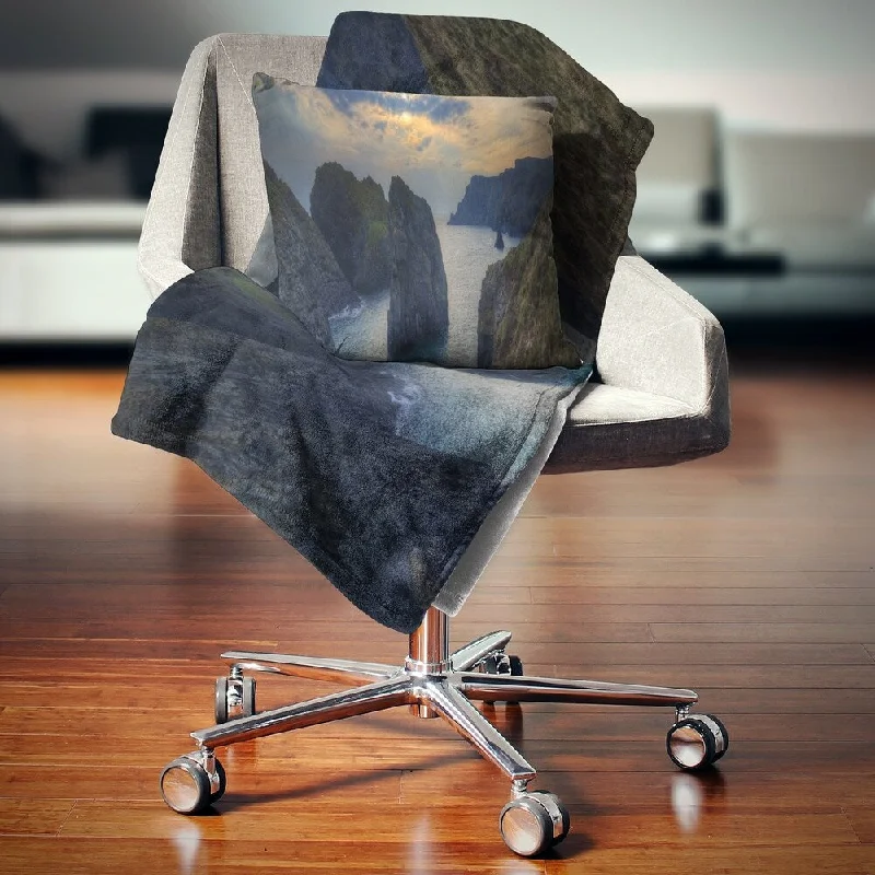 Alpaca wool blankets for a hypoallergenic and warm optionDesignart 'Dark Rocky Panorama Coastline' Seashore Throw Blanket Alpaca wool blankets for a hypoallergenic and warm optionDesignart 'Dark Rocky Panorama Coastline' Seashore Throw Blanket