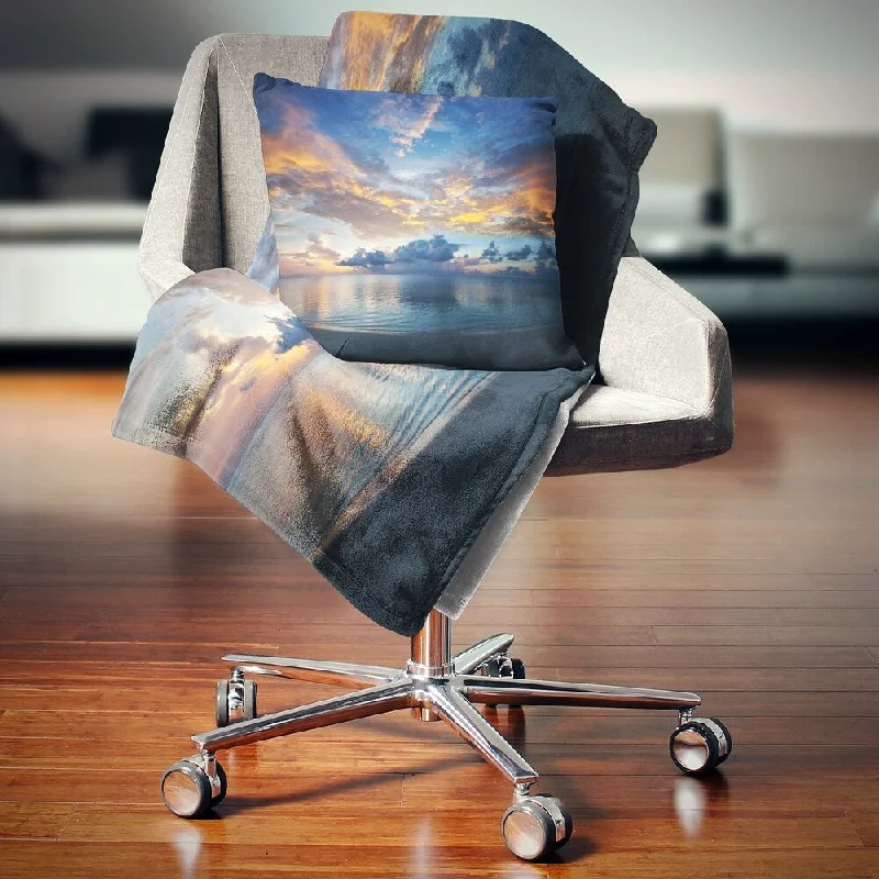 Cotton blankets for breathability and a lightweight feelDesignart 'Exotic Colorful Maldives Seashore' Seascape Throw Blanket Cotton blankets for breathability and a lightweight feelDesignart 'Exotic Colorful Maldives Seashore' Seascape Throw Blanket