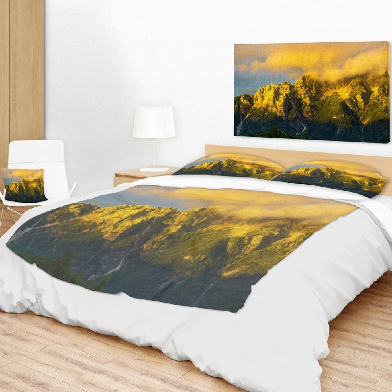 Alpaca wool blankets for a hypoallergenic and warm optionDesignart 'Highrise Green Mountains' Landscape Photo Throw Blanket