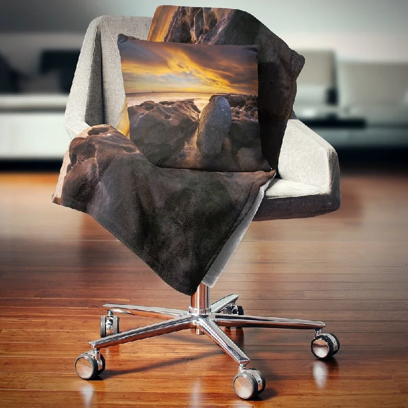 Linen blankets with a rustic and textured lookDesignart 'La Perhouse Beach Sydney' Seascape Throw Blanket