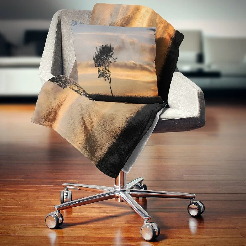 Queen - size blankets for standard - sized bedsDesignart 'Lonely Tree Silhouette Leftwards' Landscape Fleece Throw Blanket Queen - size blankets for standard - sized bedsDesignart 'Lonely Tree Silhouette Leftwards' Landscape Fleece Throw Blanket
