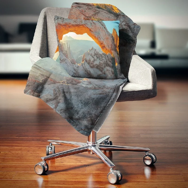Bamboo fiber blankets with natural antibacterial propertiesDesignart 'Mesa Arch Canyon lands Utah Park' Landscape Fleece Throw Blanket Bamboo fiber blankets with natural antibacterial propertiesDesignart 'Mesa Arch Canyon lands Utah Park' Landscape Fleece Throw Blanket
