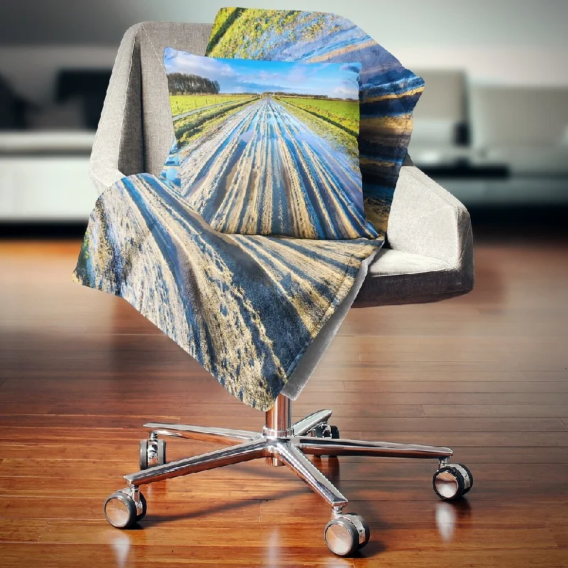 Linen blankets with a rustic and textured lookDesignart 'Muddy Sand Lane On Sunny Day' Landscape Fleece Throw Blanket Linen blankets with a rustic and textured lookDesignart 'Muddy Sand Lane On Sunny Day' Landscape Fleece Throw Blanket