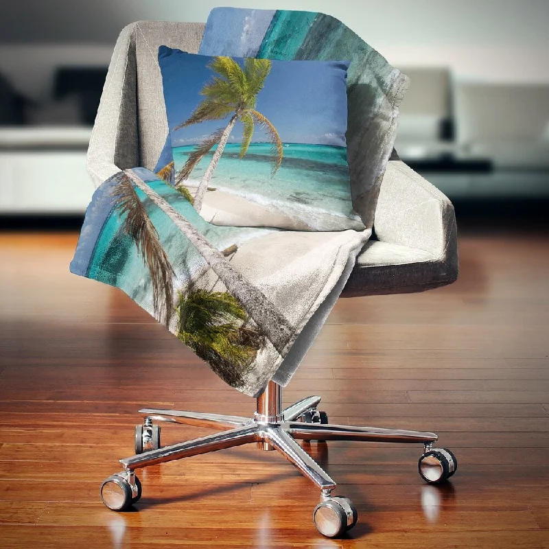 Queen - size blankets for standard - sized bedsDesignart 'Palm Bent to Picturesque Seashore' Modern Seascape Throw Blanket