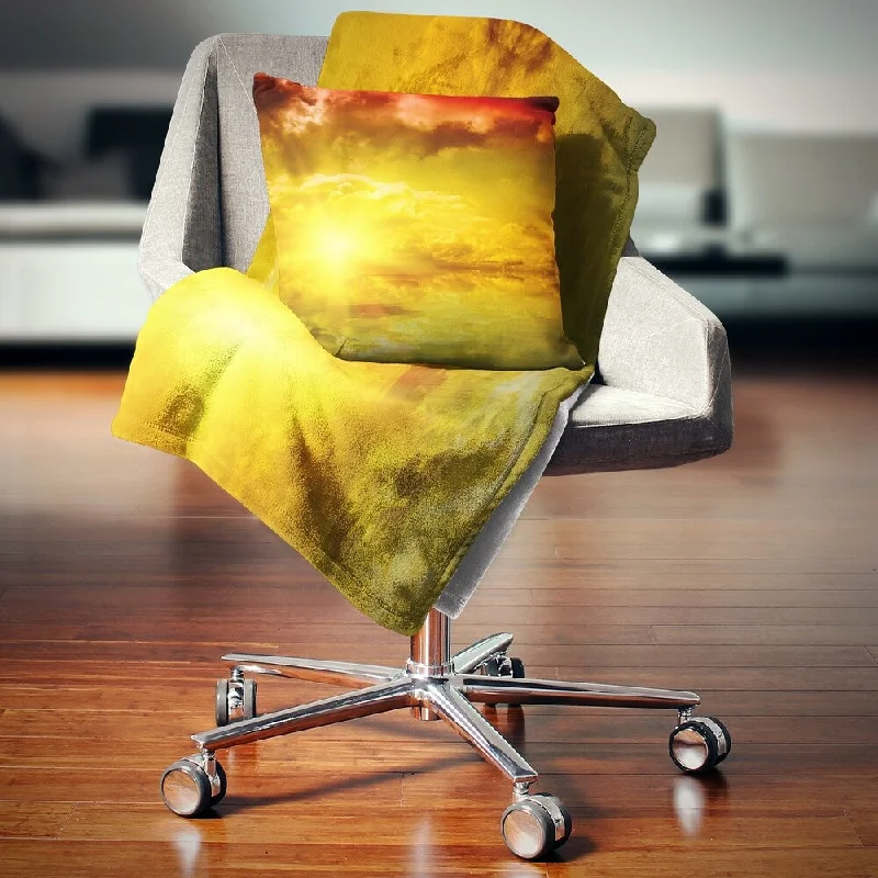 Silk blankets with a smooth and elegant touchDesignart 'Red Dramatic Sky with Yellow Sun' Landscape Fleece Throw Blanket Silk blankets with a smooth and elegant touchDesignart 'Red Dramatic Sky with Yellow Sun' Landscape Fleece Throw Blanket