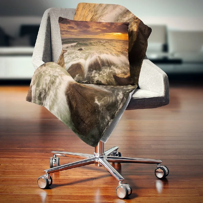 Fleece blankets for a cozy and plush textureDesignart 'Rushing Ocean Waves into Rocks' Seascape Throw Blanket Fleece blankets for a cozy and plush textureDesignart 'Rushing Ocean Waves into Rocks' Seascape Throw Blanket