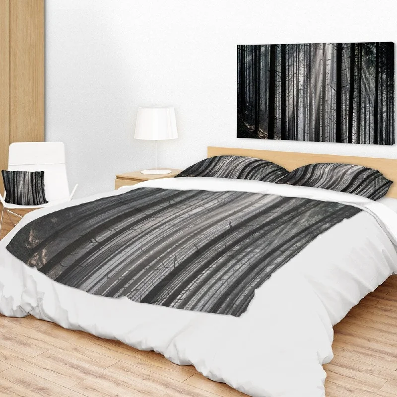 Linen blankets with a rustic and textured lookDesignart 'Sunbeams Peeking Through Dark Forest' Forest Throw Blanket Linen blankets with a rustic and textured lookDesignart 'Sunbeams Peeking Through Dark Forest' Forest Throw Blanket