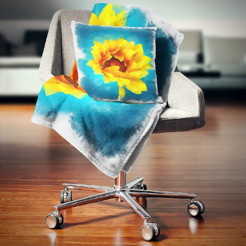 Chenille blankets with a thick and fuzzy textureDesignart 'Sunflower on Blue Watercolor' Floral Throw Blanket Chenille blankets with a thick and fuzzy textureDesignart 'Sunflower on Blue Watercolor' Floral Throw Blanket