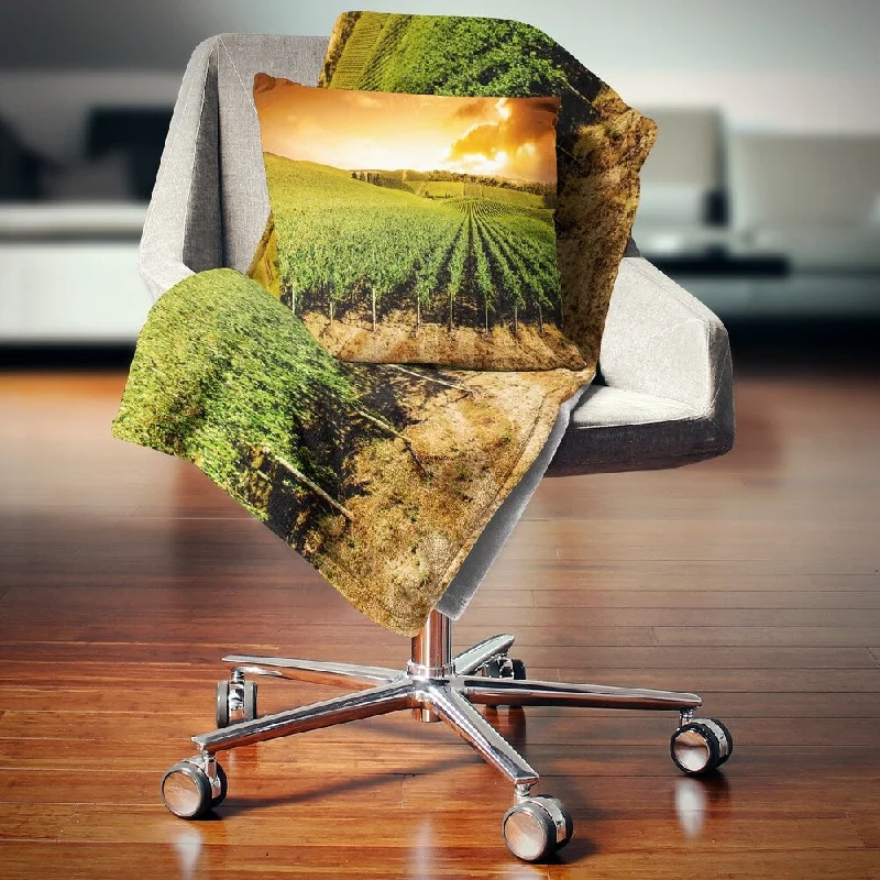 Fleece blankets for a cozy and plush textureDesignart 'Sunset Vineyard Panorama' Landscape Fleece Throw Blanket Fleece blankets for a cozy and plush textureDesignart 'Sunset Vineyard Panorama' Landscape Fleece Throw Blanket