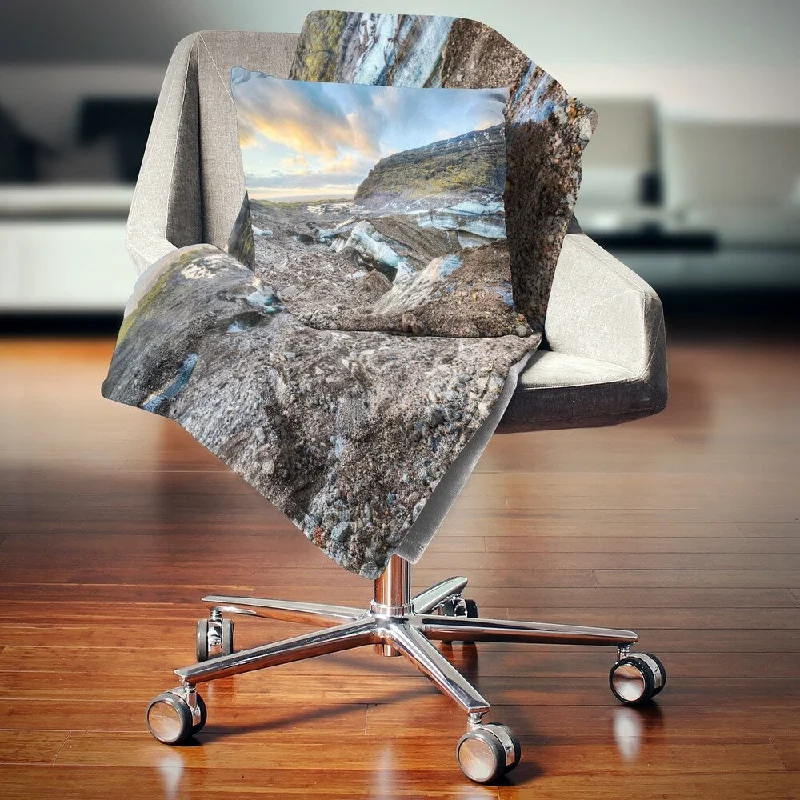 Fleece blankets for a cozy and plush textureDesignart 'Vatnajokull Glacier Trail Iceland' Seashore Throw Blanket Fleece blankets for a cozy and plush textureDesignart 'Vatnajokull Glacier Trail Iceland' Seashore Throw Blanket