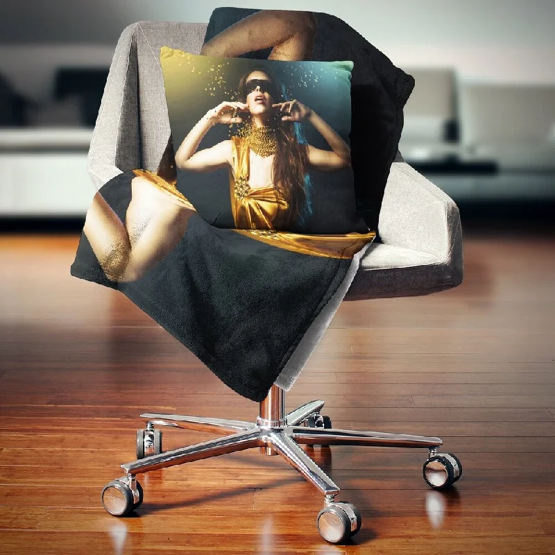 Linen blankets with a rustic and textured lookDesignart 'Woman in Yellow with Mask' Portrait Throw Blanket Linen blankets with a rustic and textured lookDesignart 'Woman in Yellow with Mask' Portrait Throw Blanket