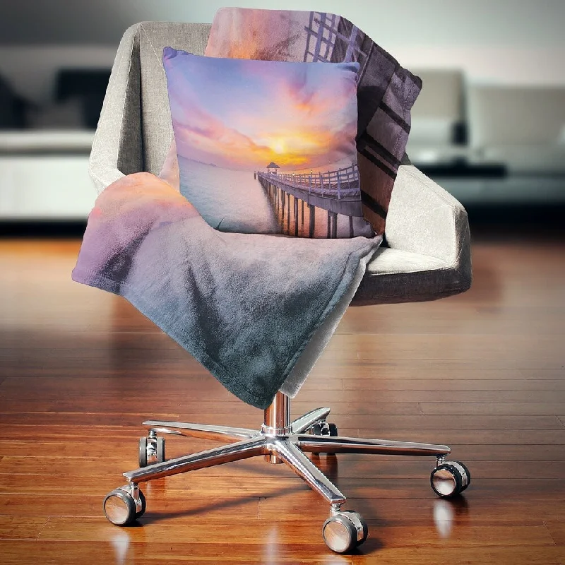 Linen blankets with a rustic and textured lookDesignart 'Wooden Bridge Long Into the Ocean' Pier Seascape Throw Blanket Linen blankets with a rustic and textured lookDesignart 'Wooden Bridge Long Into the Ocean' Pier Seascape Throw Blanket