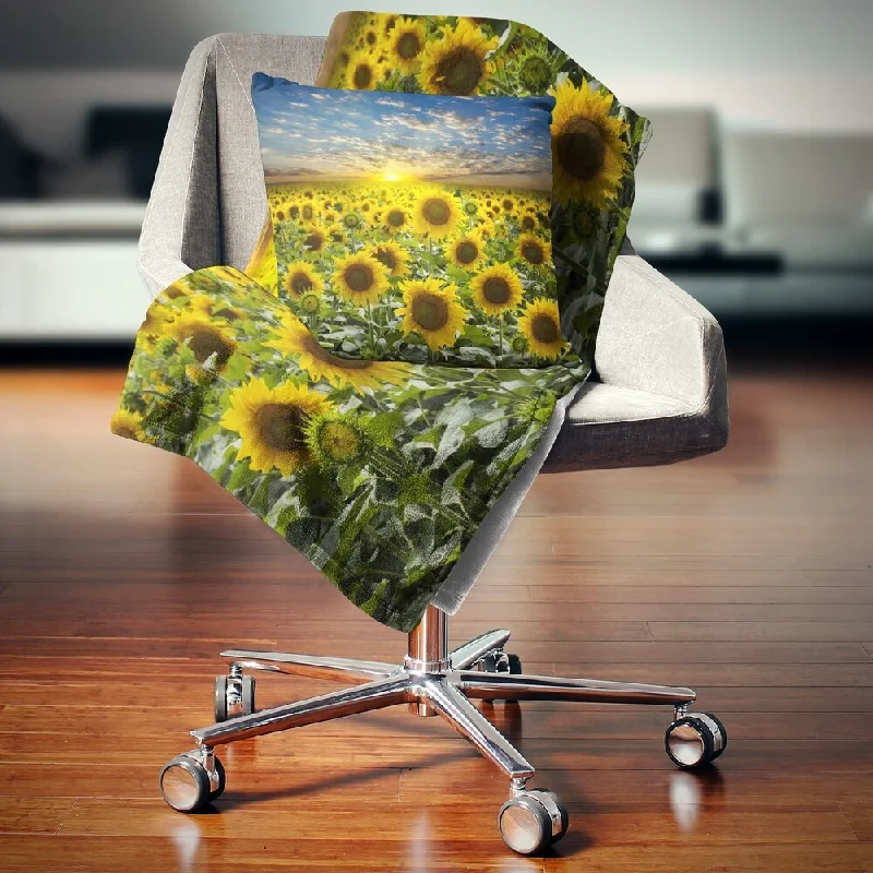 Silk blankets with a smooth and elegant touchDesignart 'Field of Blooming Sunflowers' Flower Throw Blanket Silk blankets with a smooth and elegant touchDesignart 'Field of Blooming Sunflowers' Flower Throw Blanket