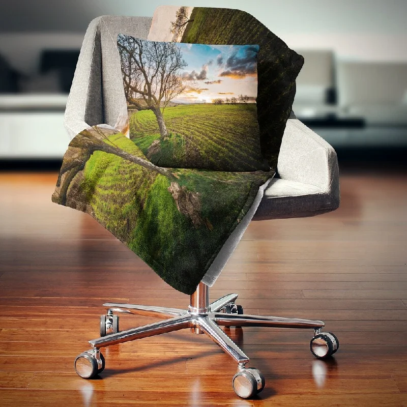 Fleece blankets for a cozy and plush textureDesignart 'Sunset in Sardinia Grassland' Landscape Fleece Throw Blanket Fleece blankets for a cozy and plush textureDesignart 'Sunset in Sardinia Grassland' Landscape Fleece Throw Blanket